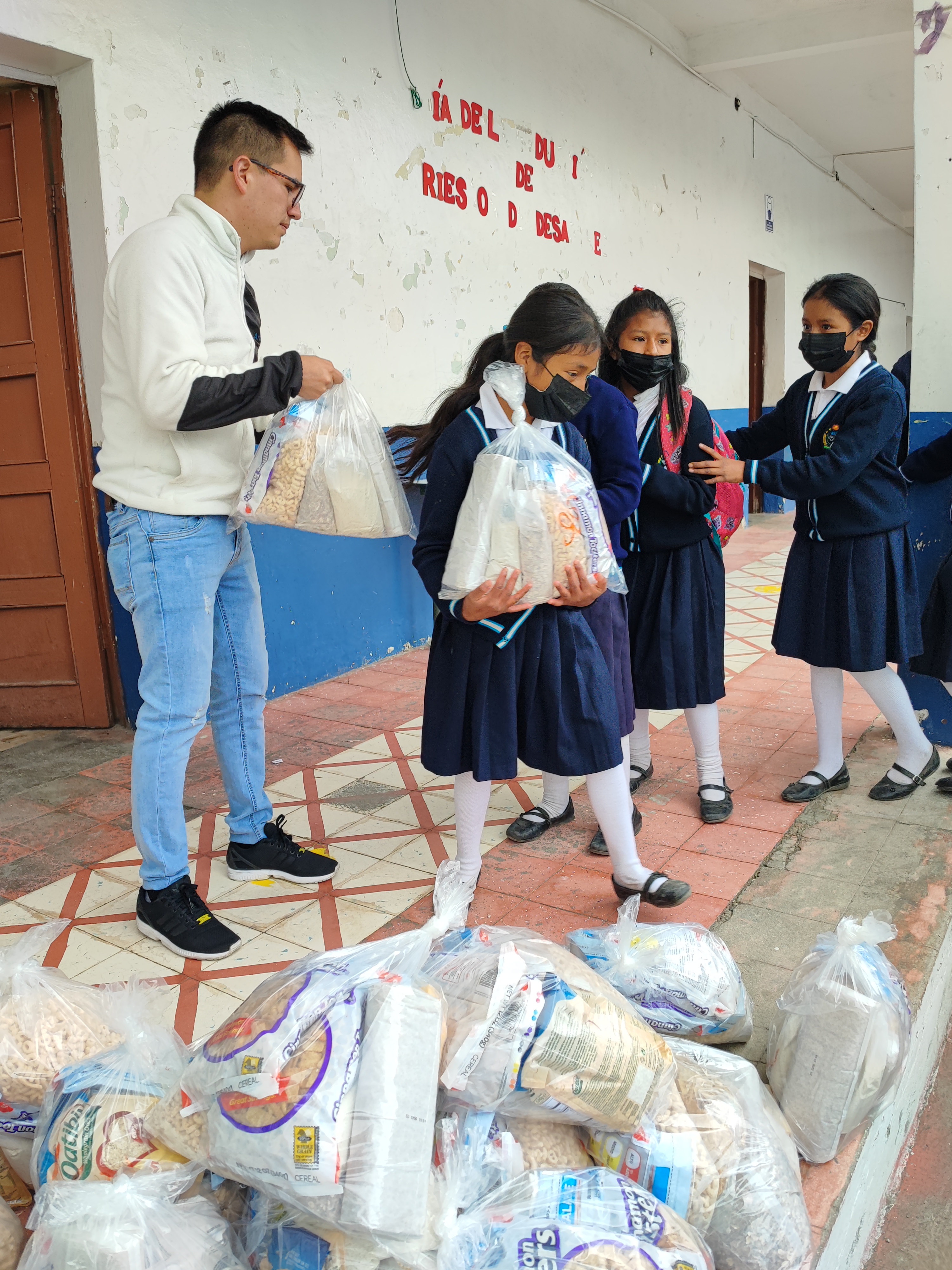 Niños en clase Love On