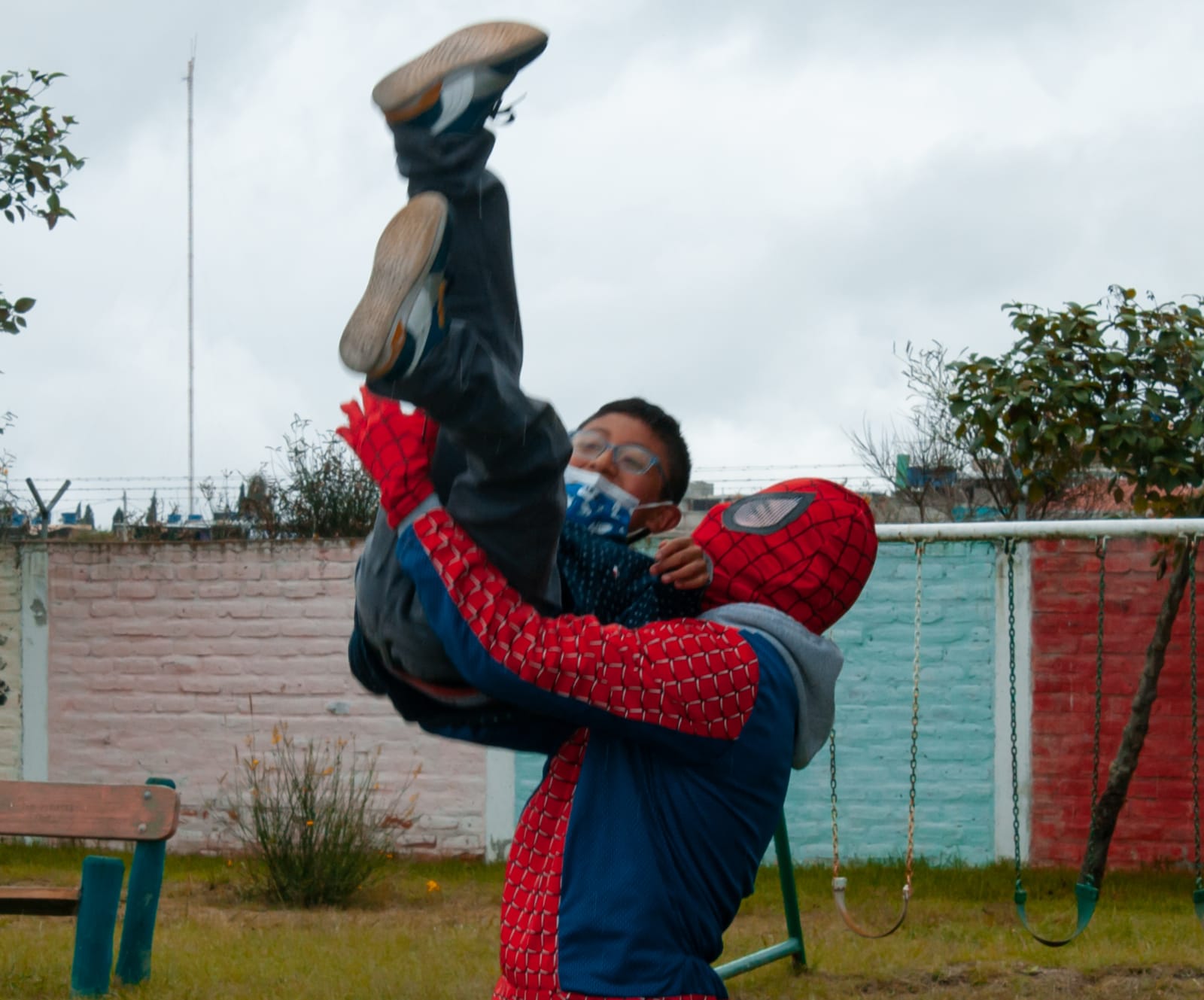 Voluntarios con niños